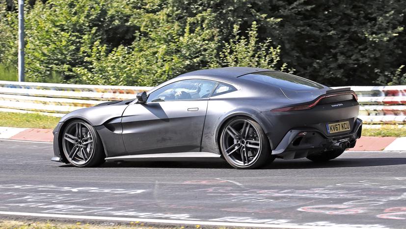 Si&#234;u xe Aston Martin V12 Vantage 2022 lộ th&#234;m ảnh mới - Ảnh 4