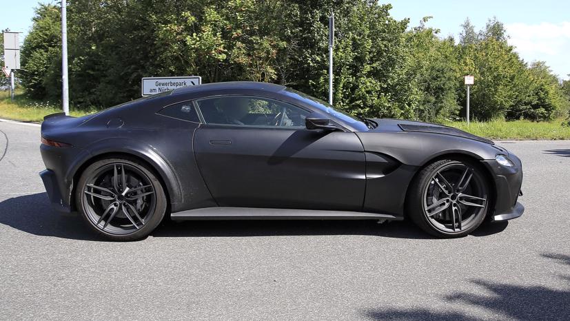Si&#234;u xe Aston Martin V12 Vantage 2022 lộ th&#234;m ảnh mới - Ảnh 3