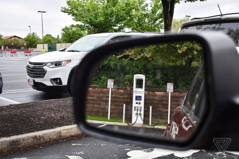 Mỹ sẽ công bố các tiêu chuẩn cho bộ sạc EV trong mạng lưới quốc gia để đảm bảo chúng hoạt động, an toàn và mọi người đều có thể truy cập được.