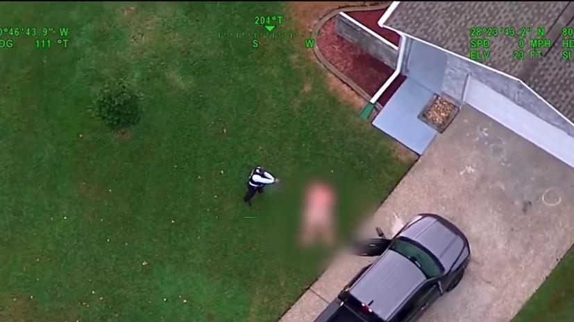 Trộm khỏa th&#226;n ăn cắp xe Ram tại đại l&#253; ở Mỹ - Ảnh 1