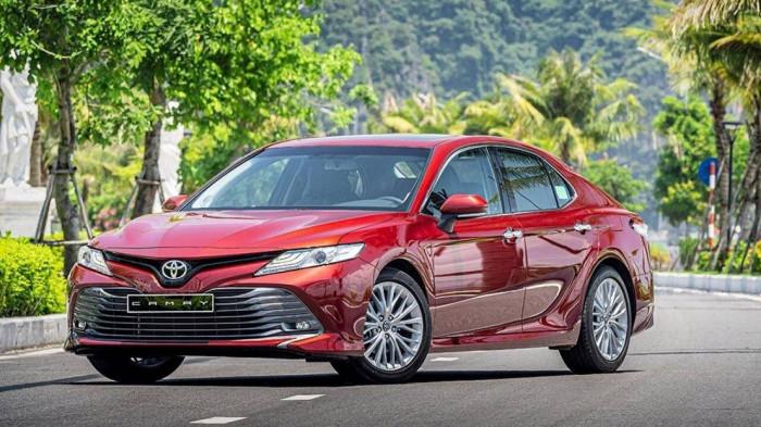 Đại l&#253; xả h&#224;ng Toyota Camry bản cũ, giảm gi&#225; tới 100 triệu đồng - Ảnh 1