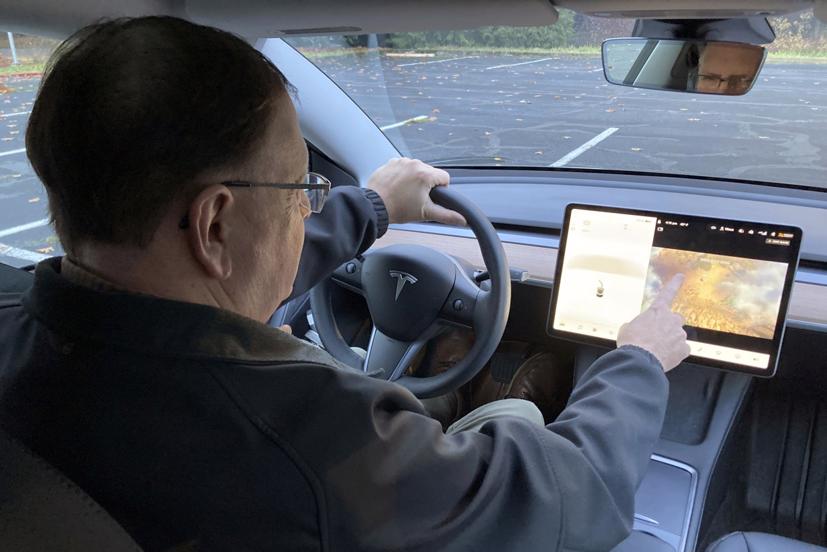 Vince Patton, chủ sở hữu một chiếc Tesla mới “trình diễn” cách các trò chơi có thể được chơi trên bảng điều khiển của xe.