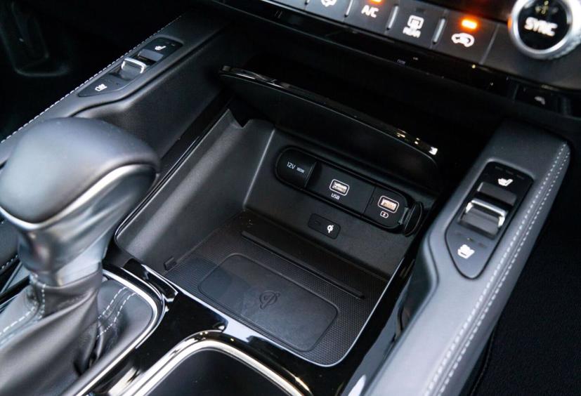 Đây là một ví dụ về một chiếc xe cung cấp vô số tùy chọn sạc thiết bị để cung cấp năng lượng cho điện thoại và các phụ kiện khác của bạn.