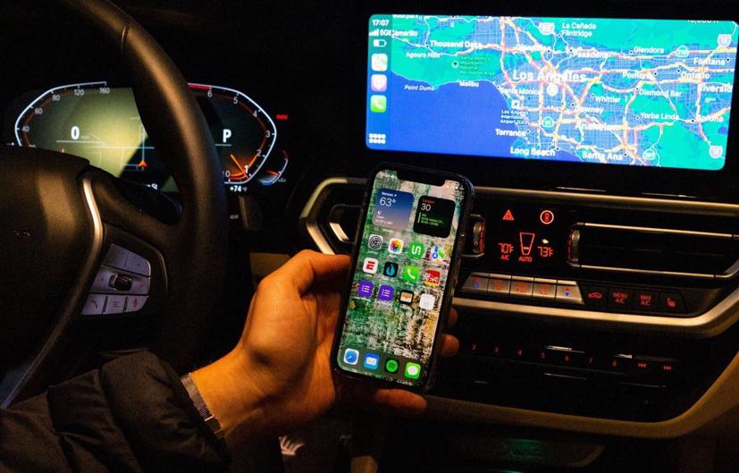 Đây là một ví dụ về Apple CarPlay không dây. Phiên bản này loại bỏ dây USB lộn xộn và cho phép người lái xe để điện thoại trong túi hoặc sạc gọn gàng trên một miếng sạc không dây.