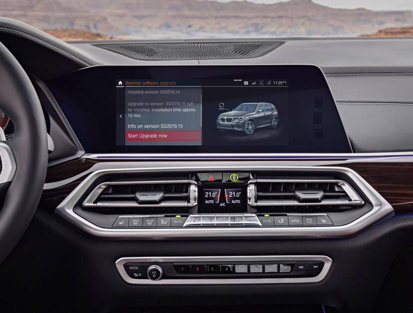 Hệ thống thông tin giải trí trên ô tô hiện đại có nhiều phương thức sử dụng, người dùng có thể tương tác với hệ thống thông qua màn hình cảm ứng, núm điều khiển hoặc các nút trên bảng điều khiển.