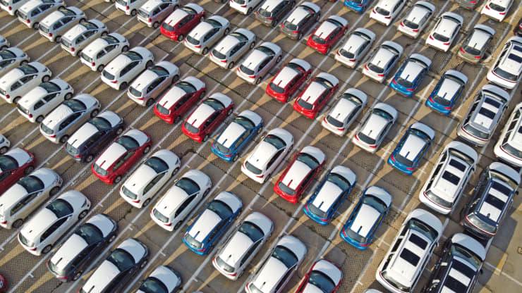 Ô tô mới xuất khẩu chờ vận chuyển tại một cảng biển ở Yên Đài, Trung Quốc vào ngày 7/9/2021.