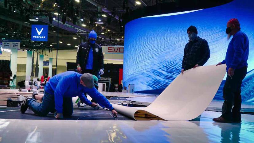 H&#233; lộ h&#236;nh ảnh gian h&#224;ng v&#224; xe điện VinFast chuẩn bị tr&#236;nh l&#224;ng tại CES 2022 - Ảnh 2