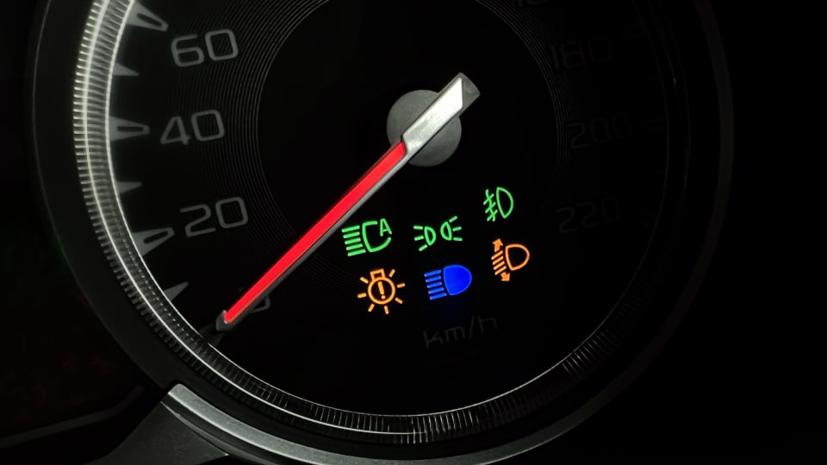Những biểu tượng trên cụm đồng hồ cho thấy đèn pha ô tô đã bật hay tắt, nhưng nhiều lái xe không để ý hoặc không hiểu ý nghĩa của những biểu tượng này