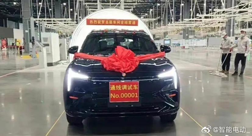 Mẫu xe thể thao đa dụng nhỏ gọn chạy điện Hengchi 5 đầu tiên do Evergrande New Energy Vehicle của Trung Quốc sản xuất đã chính thức ra mắt trên dây chuyền lắp ráp tại Thiên Tân vào ngày 12 tháng 1 năm 2022. Ảnh: Weibo.
