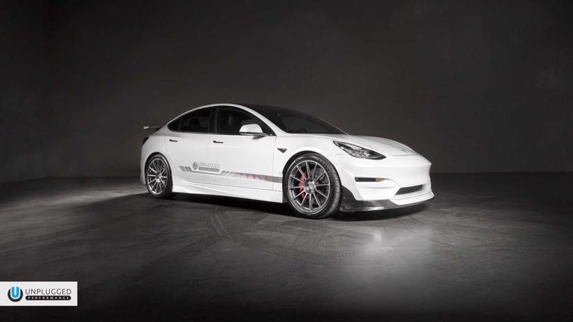 Koenigsegg tung c&#225;c phụ kiện đặc biệt bằng sợi carbon cho xe Tesla - Ảnh 1