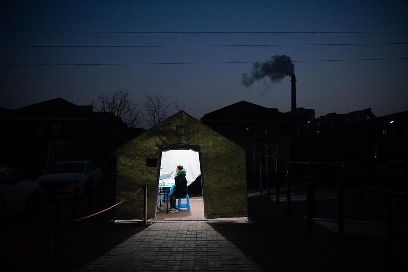 Nhân viên y tế đang lấy mẫu tăm bông trong quá trình xét nghiệm Covid-19 trọn gói ở thành phố Thiên Tân vào ngày 15 tháng 1 vừa qua. Nguồn: Future Publishing / Getty Images.