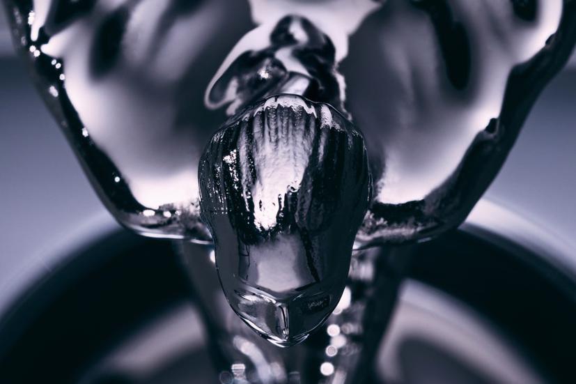 Tất cả các đồ trang trí của Spirit of Ecstasy đều được làm bằng cách đúc sáp và được hoàn thiện bằng tay