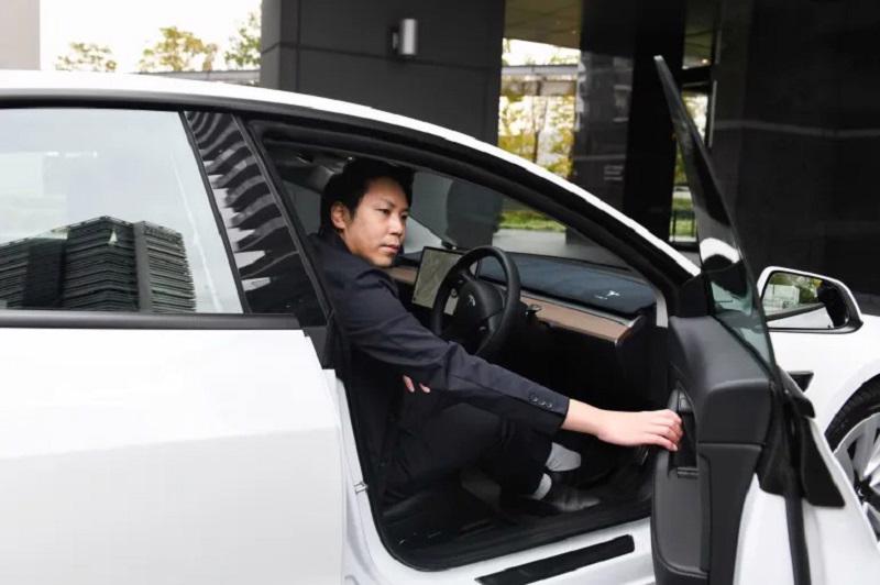 Nhưng người tiêu dùng Nhật Bản như Tatsuya Arai đang quan tâm nhiều hơn đến xe điện. Ảnh: Bloomberg