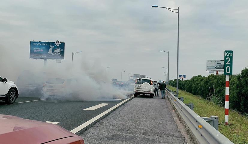 Chiếc xe Ford Everest bốc khói trắng trên cao tốc Hà Nội - Hải Phòng vào ngày mùng 3 Tết.