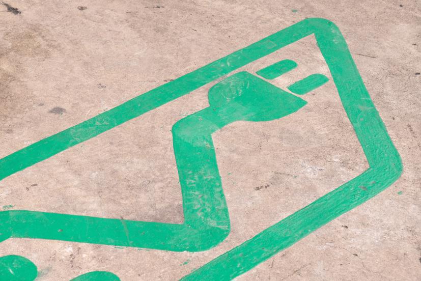 Biển báo sạc xe điện tại một trạm sạc ở Bangkok, Thái Lan. Ảnh: Nicolas Axelrod / Bloomberg.