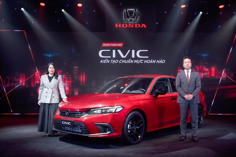 Phó Tổng Giám đốc thứ nhất và Tổng Giám đốc HVN bên cạnh mẫu Honda Civic 2022 mới (Từ trái qua phải).