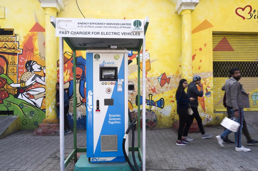 Một trạm sạc EV đặt tại Connaught Place ở New Delhi, Ấn Độ.
