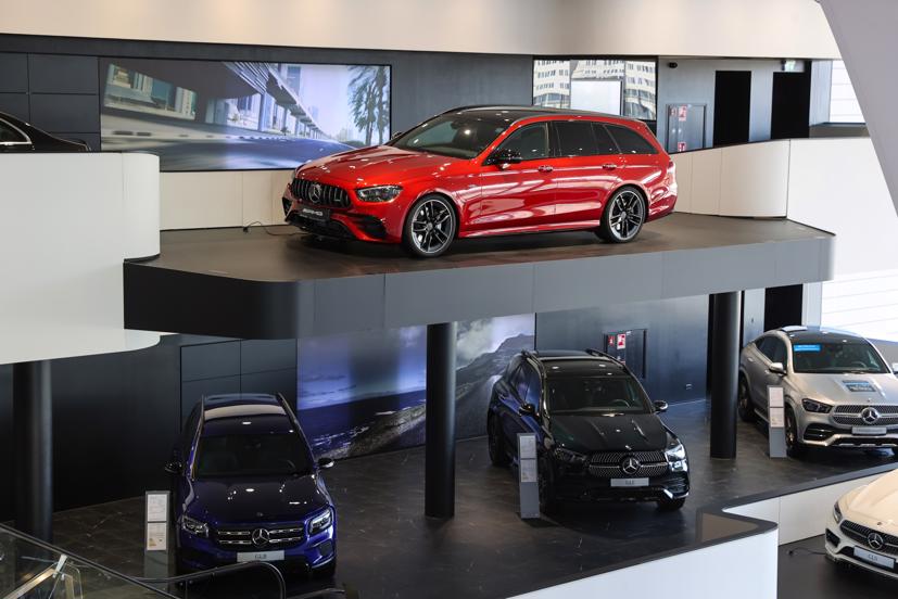 Xe Mercedes được trưng bày tại một phòng trưng bày của Daimler AG ở Frankfurt, Đức.