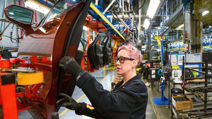 Hàng loạt các nhà sản xuất ô tô ngừng sản xuất sau khi Ukraine bị tấn công - Ảnh 2