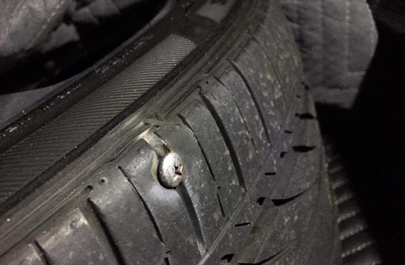 C&#225;ch ph&#225;t hiện v&#224; xử l&#253; đinh cắm trong b&#225;nh xe &#244; t&#244; - Ảnh 1