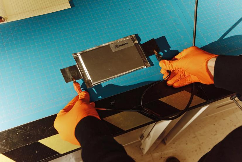 Kỷ nguyên ô tô điện: Các hãng xe chạy đua phát triển công nghệ pin - Ảnh 1