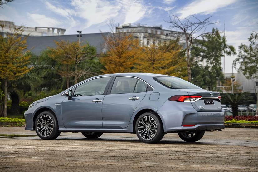 Toyota Corolla Altis mới ra mắt, th&#234;m bản hybrid, gi&#225; cao nhất 868 triệu đồng - Ảnh 1