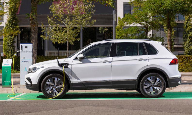 Volkswagen ngừng nhận đơn đặt hàng một số mẫu plug-in hybrid - Ảnh 1