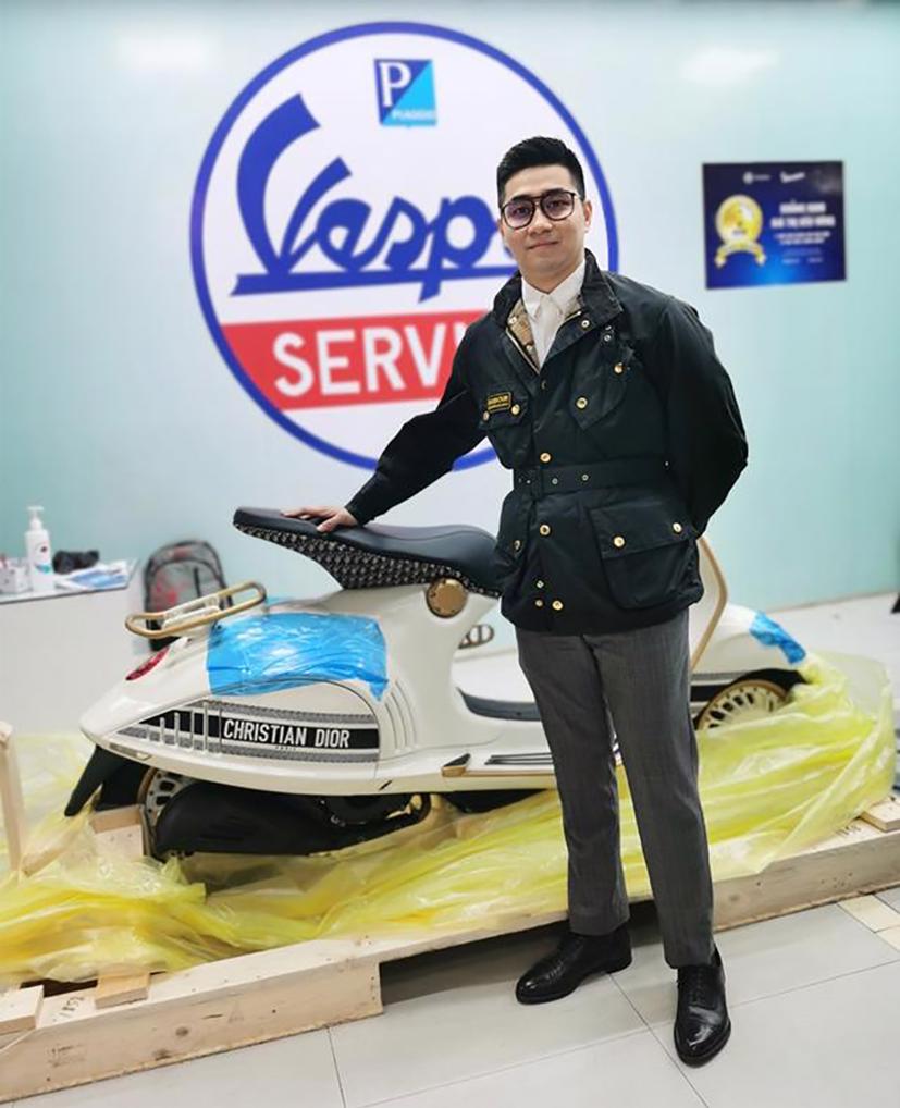 Anh Phúc bên chiếc Vespa 946 Christian Dior vừa "đập hộp". Ảnh: Fb Phúc Lai.