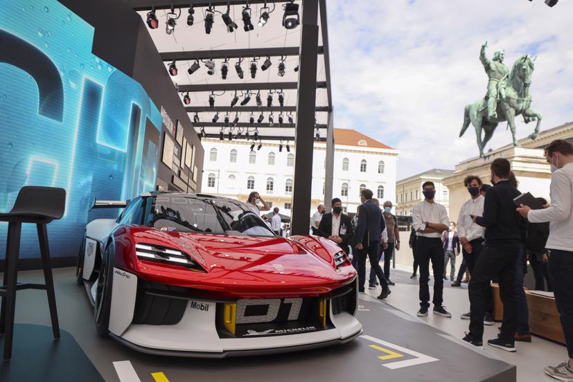 Mẫu xe ý tưởng Porsche Mission R được trưng bày tại Triển lãm Ô tô IAA Munich vào tháng 9. Ảnh: Alex Kraus / Bloomberg.