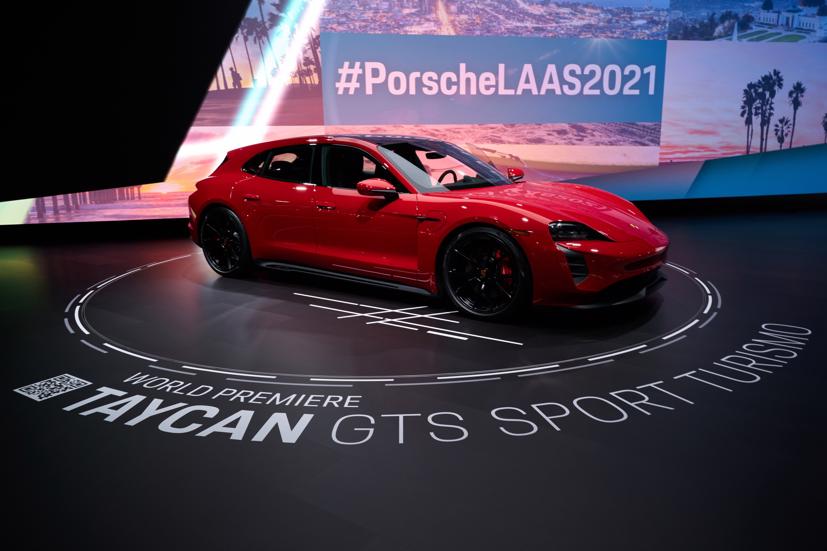 Porsche Taycan GTS Sport Turismo 2022 được trưng bày trước thềm Triển lãm ô tô Los Angeles ở Los Angeles vào ngày 18 tháng 11 năm 2021.