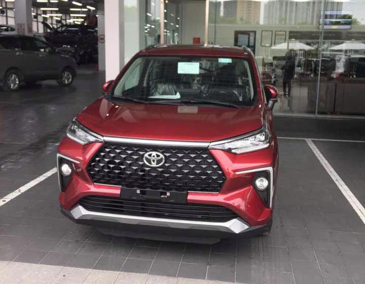 Toyota Veloz vừa ra mắt, đại l&#253; đ&#227; đ&#225;nh tiếng &quot;bia k&#232;m lạc&quot; - Ảnh 1