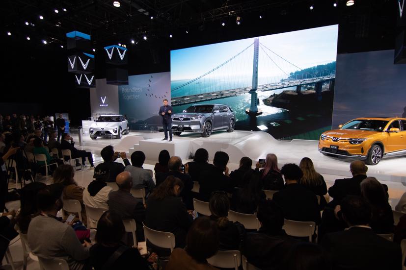 VinFast cũng đã kích hoạt giao dịch VinFirst NFT trên OpenSea, mang đến trải nghiệm di chuyển thực tế trên xe VF 8 và các tính năng tiêu biểu của bộ Dịch vụ Thông minh (Smart Services).