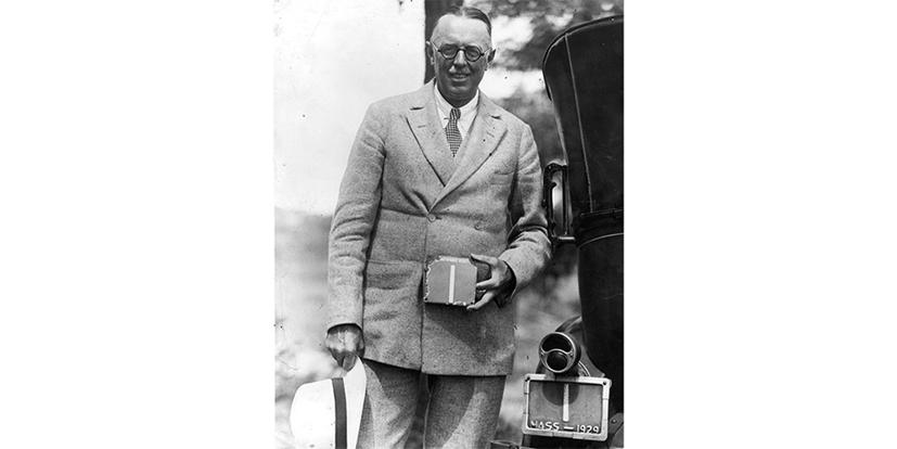 Frederick Tudor cùng biển số xe chính thức đầu tiên năm 1903.