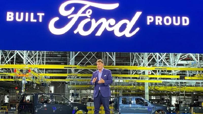 Giám đốc điều hành của Ford, Jim Farley tại Dearborn, Michigan, nhà máy sản xuất chiếc F-150 Lightning chạy điện vào ngày 26 tháng 4 năm 2022.