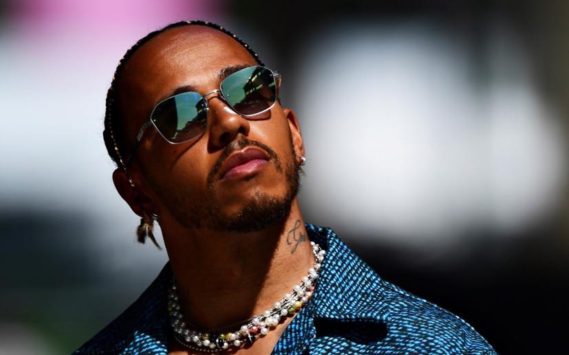 Lewis Hamilton “th&#225;ch thức” FIA v&#236; luật cấm d&#249;ng… đồ trang sức - Ảnh 1