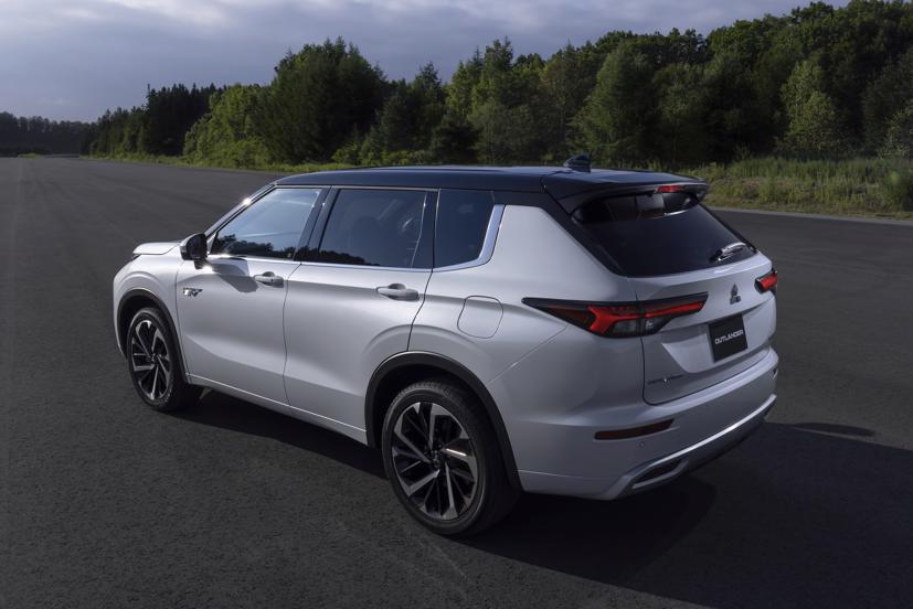 Lỗi d&#226;y đai an to&#224;n, Mitsubishi triệu hồi h&#224;ng ngh&#236;n xe Outlander 2022 - Ảnh 1