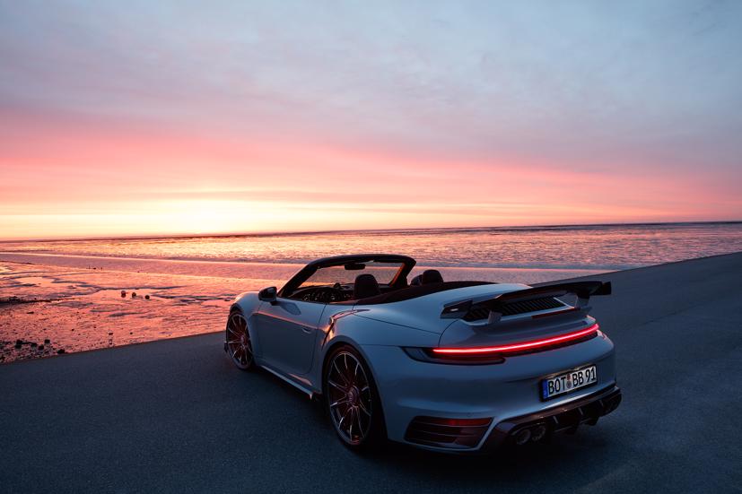 Porsche 911 Turbo S Cabriolet nhanh hơn v&#224; sang trọng hơn với g&#243;i độ Brabus - Ảnh 4