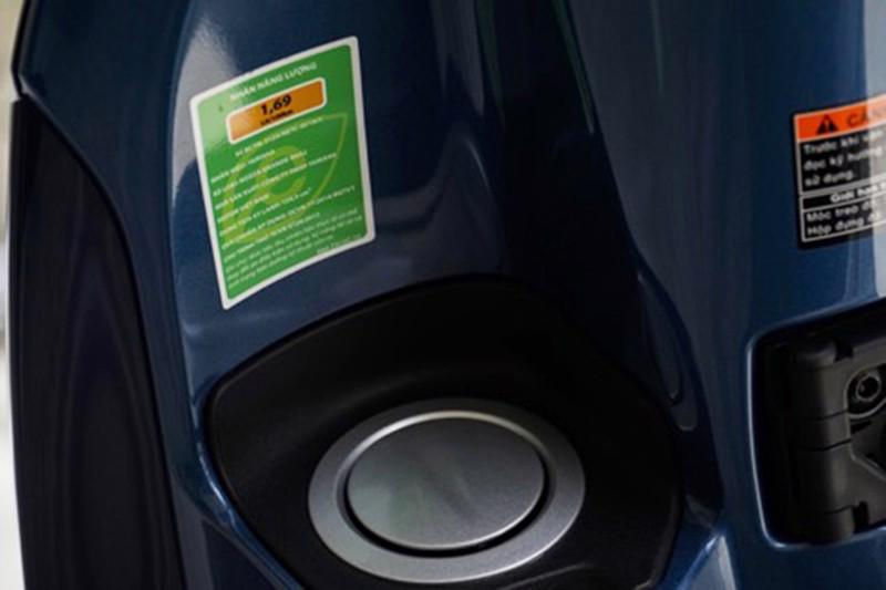 Dán nhãn năng lượng, thể hiện mức tiêu hao nhiên liệu theo đơn vị lít/100km và được in tem dán ở vị trí nổi bật, dễ nhìn thấy nhất trên xe.