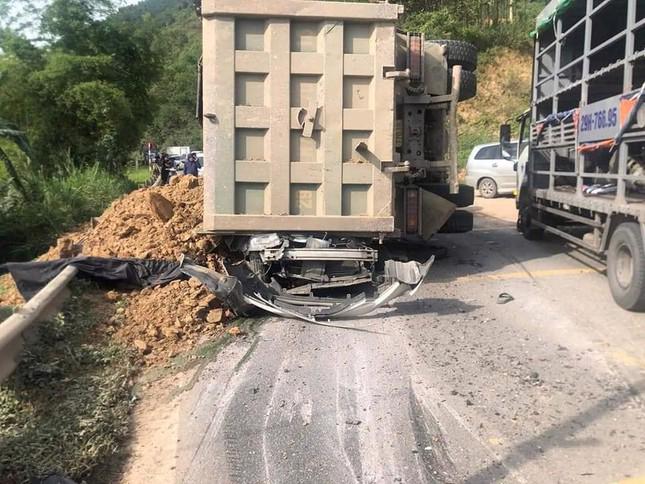 Thông tin từ Cục Đăng kiểm VN cho biết, so với thông số kỹ thuật ban đầu, xe tải trong vụ TNGT làm 3 người tử vong ở Hoà Bình có kích thước thành thùng cao hơn 1,13m so với thông số kỹ thuật ban đầu 1,13m.  Ảnh: Offb.