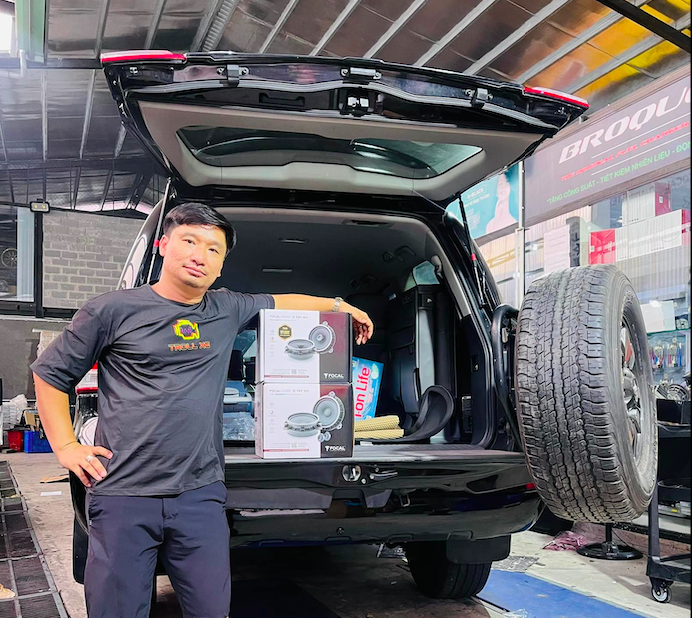 Anh Khoa Vũ, một người chuyên độ âm thanh cho xe ô tô tại TP. HCM.