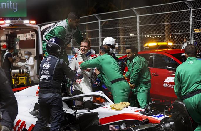 Hình ảnh hiện trường cho thấy Mick vẫn bình an sau cú va chạm trên đường đua tại vòng loại chặng Grand Prix Ả Rập Saudi.