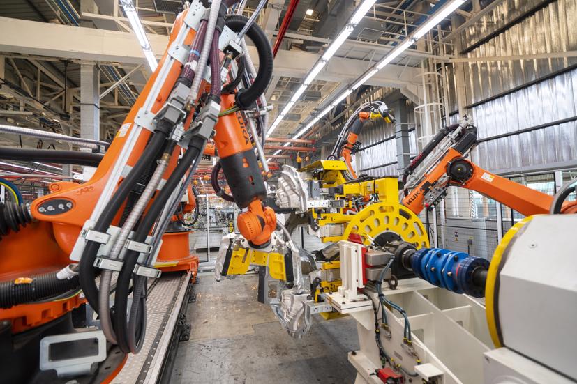 Cận cảnh c&#244;ng nghệ sản xuất &#244; t&#244; trong nh&#224; m&#225;y Mercedes-Benz Việt Nam - Ảnh 3