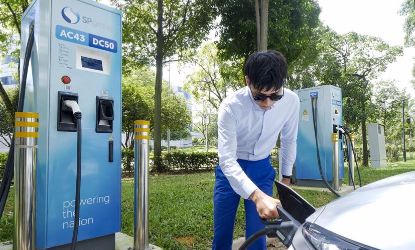 Singapore có kế hoạch lắp đặt 60.000 trạm sạc EV vào năm 2030, 2/3 trong số đó sẽ ở các bãi đỗ xe công cộng và phần còn lại ở các cơ sở tư nhân.