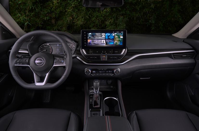 Cập nhật nội thất tập trung vào màn hình cảm ứng thông tin giải trí 12,3 inch mới từ Nissan Armada, thay thế cho màn hình 8 inch trước đây. Nó có tính năng kết nối Apple CarPlay không dây và Android Auto có dây, điều hướng Door-to-Door và  NissanConnect Services.