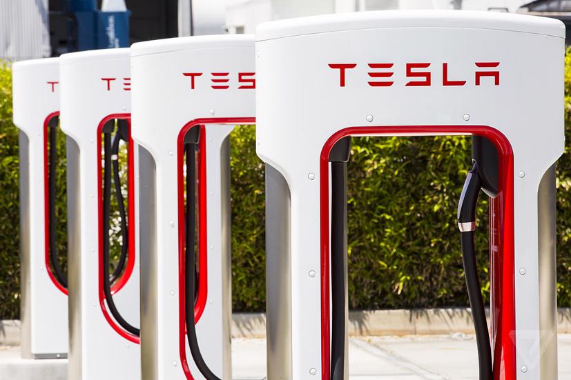 Tesla hiện đang phát triển mạng lưới Supercharger của mình với tốc độ ấn tượng. Nhà sản xuất ô tô này đã tăng từ 23.277 trạm Supercharger vào cuối năm 2020, lên 31.498 trạm Supercharger vào cuối năm 2021. Con số đó đang tăng lên với tốc độ 35% so với cùng kỳ năm ngoái.