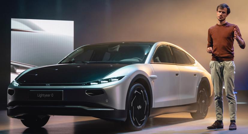 Ngoài việc trơn trượt, nó cũng khá nhẹ. Với trọng lượng chỉ 3,472 lbs (1,575 kg), Lightyear 0 chỉ nặng hơn một chút so với Toyota Supra. Thậm chí nó có chiều dài hơn 5.000 mm, chỉ kém một chút so với BMW 7-Series.
