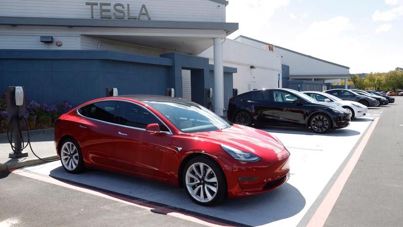 Tesla dựa vào hệ thống camera, cụ thể là bộ 8 camera trong phiên bản hiện tại của cảm biến Autopilot.