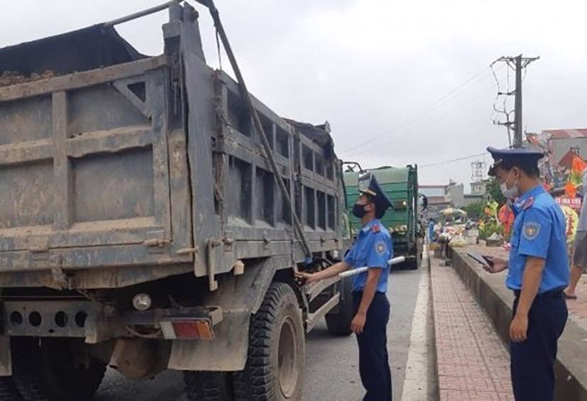 Lực lượng Thanh tra GTVT Hà Nội kiểm tra, xử lý đối với phương tiện kinh doanh vận tải vi phạm. Ảnh: TTGT Hà Nội.