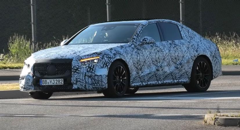 E-Class mới có thể sẽ là phiên bản cuối cùng của mẫu sedan hạng sang nổi tiếng dùng động cơ đốt trong. Tất cả các thông tin đều cho thấy nó sẽ ra mắt vào năm 2023.