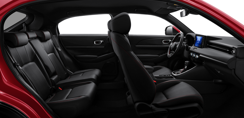 Hàng ghế sau được thiết kế đặt lùi 30mm về phía sau cho phép chỗ để chân và không gian vai lớn hơn 35mm, hàng ghế sau có thêm 2 độ ngả lưng giúp tăng không gian và sự thoải mái cho hành khách.